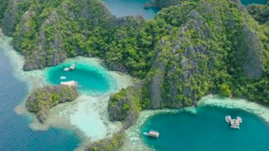 Coron, Palawan 'daki Barracuda Gölü ve lagünün insansız hava aracı görüntüsü. Filipinler.