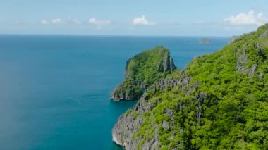 Güzel kireçtaşı kayaları olan bir ada. Mavi deniz, yukarıdan manzara. El Nido. Palawan, Filipinler.
