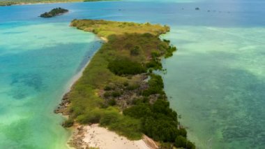Biyagayag Daku 'nun üst manzarası turkuaz deniz suları ve mercanlarla çevrili. Bantayan Adası, Cebu. Filipinler.