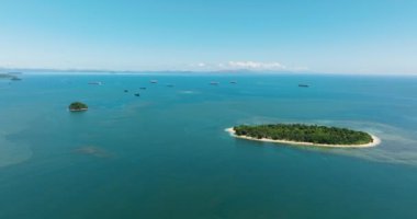 Beyaz kumlu, tropik adanın havadan görünüşü. Alingkakajaw Adası. Mindanao, Filipinler.