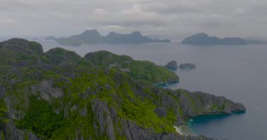 Beyaz kumlu plajlar ve Miniloc Adası 'ndaki muhteşem kireçtaşı. El Nido, Palawan. Filipinler.