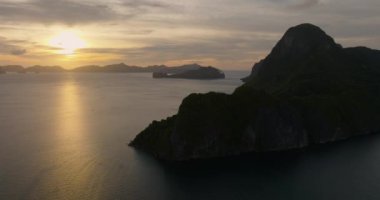 El Nido Adaları üzerindeki günbatımının güzel kireçtaşı kayalarıyla hava manzarası. Palawan, Filipinler.