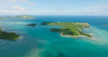 Tropik adalardaki kumlu sahil manzarası ve turkuaz deniz suyu. Santa Fe, Tablas, Romblon. Filipinler.