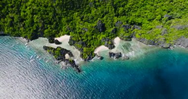 Matinloc Adası 'ndaki Saklı Sahilde güneş yansıması. El Nido, Palawan. Filipinler.