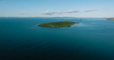 Derin mavi denizli Tropikal Ada 'nın havadan görünüşü. Mindanao, Filipinler.