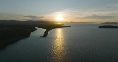 Tropikal Ada 'nın güzel günbatımı manzarası. Mindanao, Filipinler.