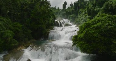 Aliwagwag Falls 'un hava araştırması. Davao Oriental. Mindanao, Filipinler.