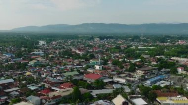 Cotabato City 'deki konut ve evlerin en üst görüntüsü. Mindanao, Filipinler. Şehir manzarası.