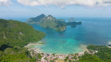 Sahile yakın bir yerleşim yeri. El Nido, Palawan. Filipinler.