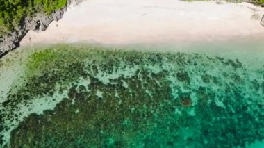 Carabao Adası 'ndaki beyaz kumlu sahilde okyanus dalgaları. Jose, Romblon. Filipinler.