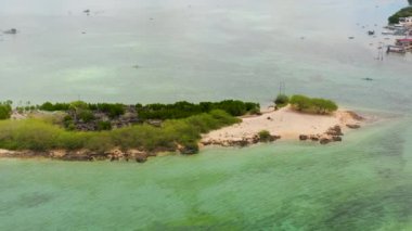 Adadaki tropik plajlar. Bantayan Adası, Cebu 'da açık deniz suyu. Filipinler.