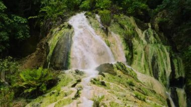 Bilawa Sıcak Şelalesi 'nin benzersiz buharlı görüntüsü. Davao de Oro, Filipinler.