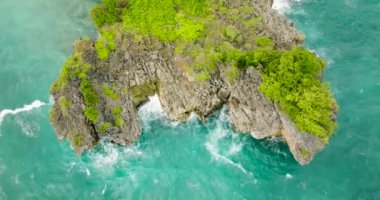 Güzel deniz dalgaları Boracay, Filipinler 'deki kayalık kıyı şeridine vuruyor..