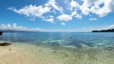 Turkuaz su ve güneş ışığı yansımalı okyanus. Sohoton Koyu. Socorro, Surigao del Norte. Filipinler.