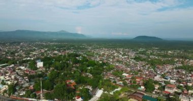 Cotabato City 'deki konut binaları. Skyline. Bulutlu mavi gökyüzü. Mindanao, Filipinler. Şehir manzarası.