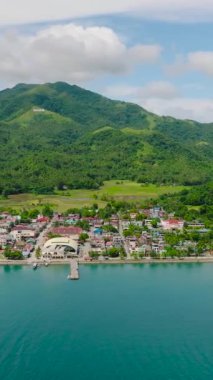 San Agustin belediyesinin insansız hava aracı görüntüsü, limanlı sahil kenti. Tablolar Adası. Romblon, Filipinler. Dikey görünüm.