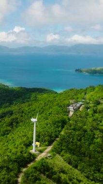 Romblon Adası 'nda yel değirmeni ve dağ ormanı olan bir ada. Romblon, Filipinler. Dikey görünüm.