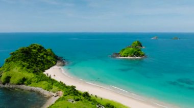 Nacpan Sahili 'nin kumlu sahilindeki Bolog ve Bury Adaları. El Nido. Palawan 'da. Filipinler.