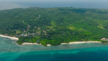Dalgalı dalgalı mavi deniz. Romblon 'daki Carabao Adası' nda turkuaz suyu olan beyaz plajlar ve kıyı bölgesi. Filipinler.