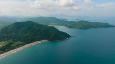 Okyanus dalgalarıyla dolu kumlu plajların manzarası. Duli Sahili. El Nido, Palawan. Filipinler.