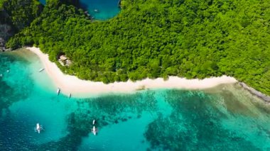 Turkuaz deniz suyunun üzerinde güneş yansıması. Helikopter plajı ve turist botları. El Nido. Palawan, Filipinler.
