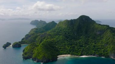 Matinloc Adası 'ndaki plajlara okyanus dalgaları çarpıyor. El Nido, Palawan. Filipinler.