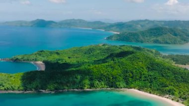 Berrak turkuaz suyu olan tropik plajlar. El Nido, Palawan. Filipinler.