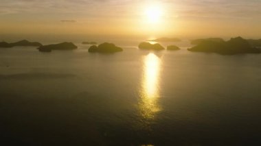 El Nido, Palawan 'daki küçük adaların üzerinde güzel bir gün batımı manzarası. Filipinler.