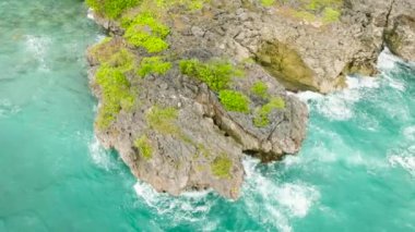 Boracay, Filipinler 'deki kayalık kıyı şeridine okyanus dalgaları çarpıyor.