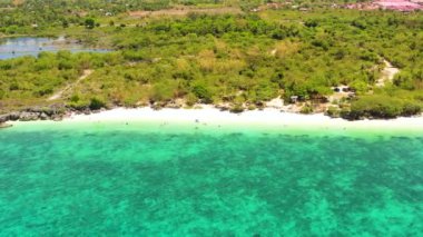 Sandira Sahili 'nde beyaz kumları olan Bantayan Adası. Mercan ve resifli turkuaz deniz suyu, hava manzaralı. Cebu, Filipinler.