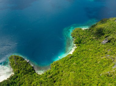 Cadlao Adası kıyısında bir tekne. El Nido, Palawan. Filipinler.