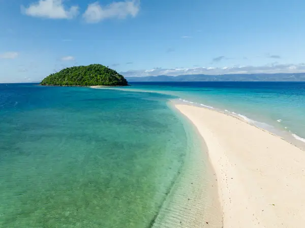 Romblon Adası 'ndaki kumsalda okyanus dalgaları. Mavi gökyüzü ve bulutlar. Romblon, Filipinler.