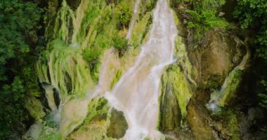 Bilawa Sıcak Şelalesi 'nin muhteşem hava araştırması. Davao de Oro, Filipinler.