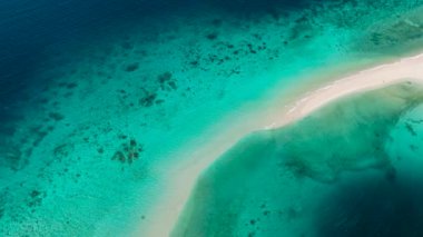 Turkuaz deniz suyu ve dalgalı sahil ve kum havuzu. Romblon Adası. Romblon, Filipinler.