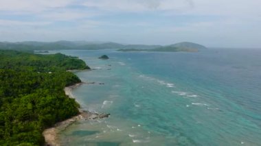 Santa Fe, Tablas, Romblon, Filipinler 'deki okyanus dalgaları ve turkuaz deniz suyunun havadan görüntüsü.