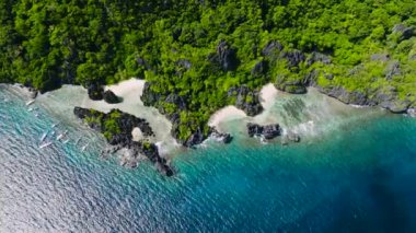 Matinloc Adası 'ndaki Saklı Sahilde güneş yansıması. El Nido, Palawan. Filipinler.