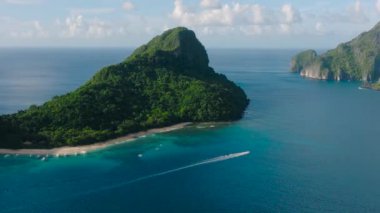 Mavi denizin üzerinden Helicopter Sahili 'ne uçuyorum. El Nido, Palawan. Filipinler.