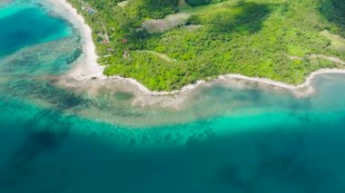 Santa Fe, Tablas ve Romblon 'da beyaz kumlu turkuaz deniz suyu ve plajları temizleyin. Filipinler.