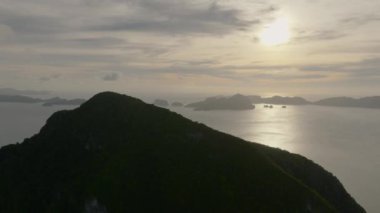 Filipinler, El Nido 'daki Tropikal Adalar ve İsletler üzerindeki Sunset manzarası. Palawan.