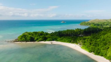 Berrak turkuaz deniz suyuyla tropik kumlu sahil. Santa Fe, Tablas, Romblon. Filipinler.