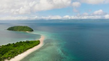 Bon Bon Beach ve Kum Sahası, yukarıdan manzaralı. Romblon, Romblon. Filipinler.