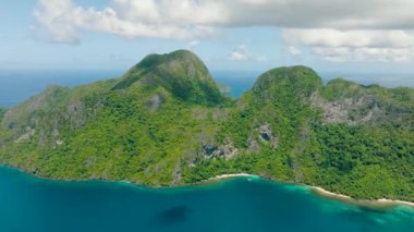Cadlao Adası 'ndaki sahil şeridinde turkuaz deniz suyu. Beyaz kumsal, üst manzara. El Nido. Palawan, Filipinler.
