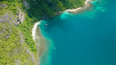 Turkuaz suyu ve beyaz kumlu plajlı Pasandigan Koyu. Cadlao Adası. El Nido. Palawan, Filipinler.