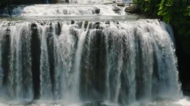 Hızla akan şelaleleri olan tropik bir orman. Minik Şelale. Mindanao, Filipinler.