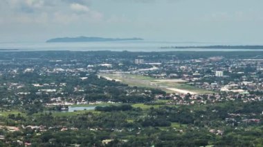 Filipinler 'in Zamboanga şehrinde kuleler ve ticari binalar.