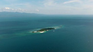 Samal 'da beyaz kumlu ve mavi denizli tropik bir ada. Buenavista Adası. Davao. Filipinler.