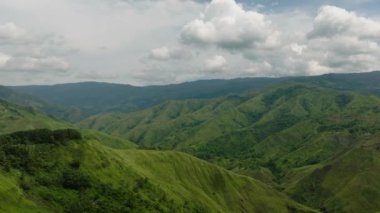 Bukidnon 'da yeşil tepeli dağlar ve çimenler. Mindanao, Filipinler.