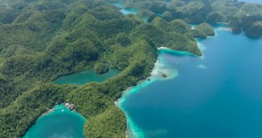 Küçük adalar ve Sohoton Koyu 'nun mavi gölleri. Bucas Grande Adası. Surigao del Norte, Filipinler.