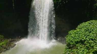 Hikong Alo Şelalesi 'nde su sıçraması ve sis yavaş çekimde. Sebu Gölü. Mindanao, Filipinler.