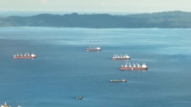 Filipinler, Mindanao 'daki mavi denizin üzerindeki kargo gemilerinin insansız hava aracı görüntüsü. Büyütme görünümü.